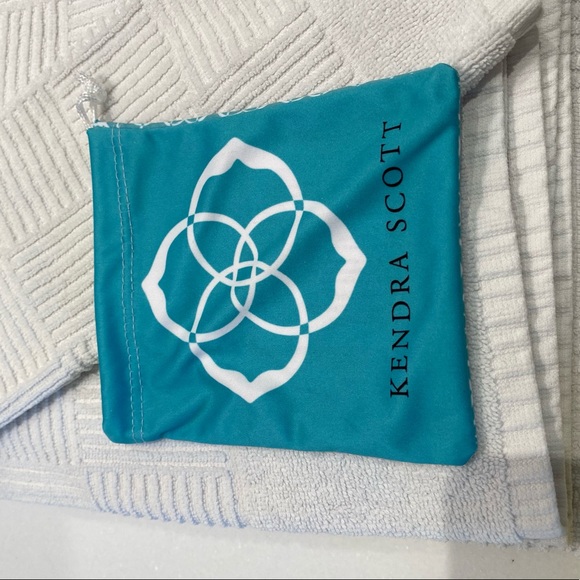 Kendra Scott Kiri Gold Necklace! Comes with pouch - Picture 3 of 4